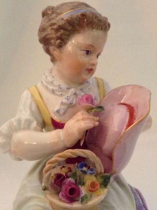 ANTIQUE MEISSEN LADY SITTING ON A BASKET OF FLOWERS HOLDING A HAT AND ROSE 6