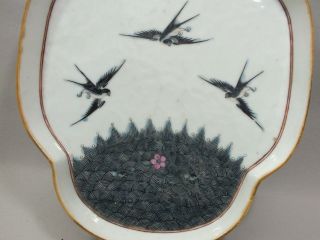 AN UNUSUAL CHINESE PORCELAIN TRAY WITH BLACK BIRDS & STYLISED SEA 19TH CENTURY 4
