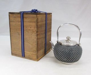 F621: High class Japanese teakettle of pure silver 603 g w/stamp and signed box 12