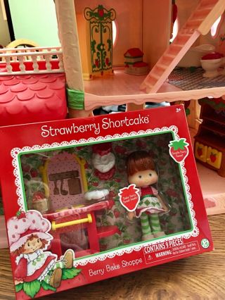 Strawberry Shortcake Happy Home doll house,  accessories and dolls 6