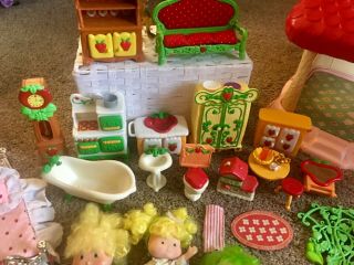 Strawberry Shortcake Happy Home doll house,  accessories and dolls 8