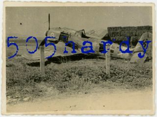 Wwii Us Gi Photo - Us Captured German Fw 190 Hidden Behind Hay Bails - Top