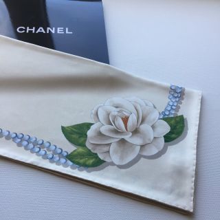 Authentic Chanel Camellia Alba Print Ivory Pearl 100 Silk Twill Scarf