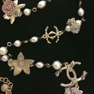 CHANEL Lovely Vintage Necklace with Fresh Water Pearls and Enamelled Flowers 10