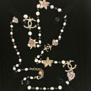 CHANEL Lovely Vintage Necklace with Fresh Water Pearls and Enamelled Flowers 11