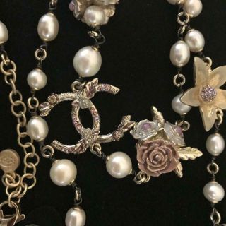 Chanel Lovely Vintage Necklace With Fresh Water Pearls And Enamelled Flowers