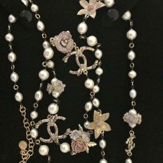CHANEL Lovely Vintage Necklace with Fresh Water Pearls and Enamelled Flowers 3