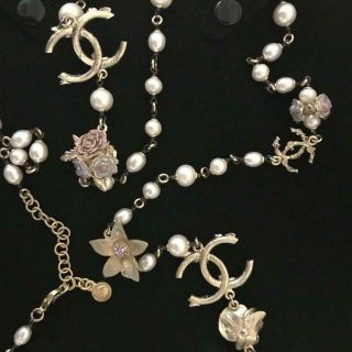 CHANEL Lovely Vintage Necklace with Fresh Water Pearls and Enamelled Flowers 4