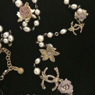 CHANEL Lovely Vintage Necklace with Fresh Water Pearls and Enamelled Flowers 6
