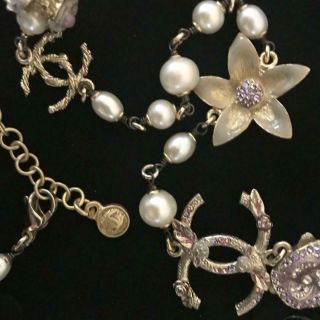 CHANEL Lovely Vintage Necklace with Fresh Water Pearls and Enamelled Flowers 7
