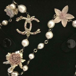 CHANEL Lovely Vintage Necklace with Fresh Water Pearls and Enamelled Flowers 8