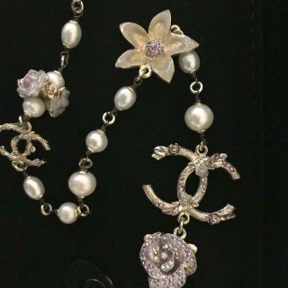 CHANEL Lovely Vintage Necklace with Fresh Water Pearls and Enamelled Flowers 9