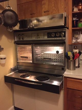 Antique Frigidaire Flair Imperial Range And 2 Ovens With Cabinet And Fan $500.