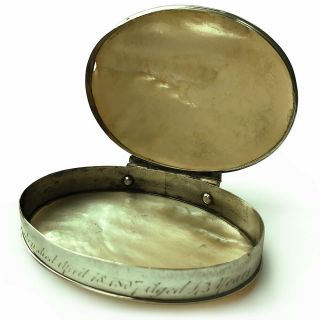 A ANTIQUE GEORGIAN SOLID SILVER & MOTHER OF PEARL POCKET SNUFF BOX 8