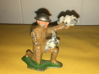 Vintage Barclay Manoil Wwi Soldier Kneeling With Pigeons Birds
