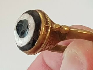 EXTREMELY RARE ANCIENT PHOENICIAN RING.  RARE COLOURED GLASS STONE.  10.  5 GR.  18 MM 3