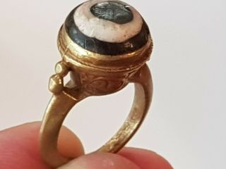 EXTREMELY RARE ANCIENT PHOENICIAN RING.  RARE COLOURED GLASS STONE.  10.  5 GR.  18 MM 4