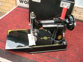 Vintage " Singer Featherweight " 221k Sewing Machine With Case Eh630242