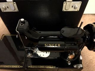 RARE RED EMBLEM Singer 222k FEATHERWEIGHT 1960 Sewing Machine SERVICED 110V Case 2