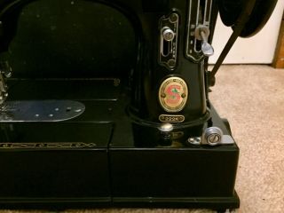 RARE RED EMBLEM Singer 222k FEATHERWEIGHT 1960 Sewing Machine SERVICED 110V Case 3