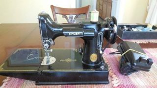 Vintage Singer Featherweight Sewing Machine Model 221