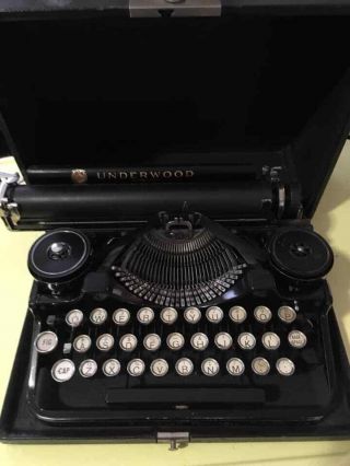 Vintage Underwood Standard Portable Typewriter With Case