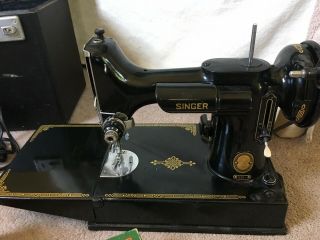 VINTAGE Singer 221 Featherweight 1953 with case and attachments - 3