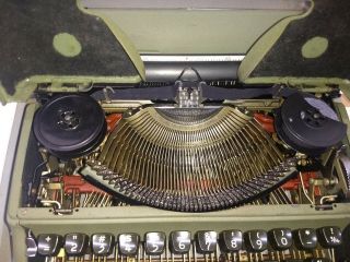 VINTAGE OLYMPIA SM2 PORTABLE TYPEWRITER Rare army green Forrest green good 3