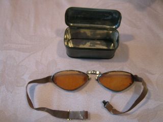 ww2 german goggles in metal tin 2