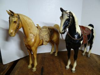 2 X Vintage Molded Plastic Horse W/ Removable Saddle & Chain Reins Estate