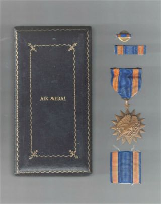 Vintage Wwii Us Air Medal,  Wrap Brooch Lapel Pin & Coffin Case All Unc