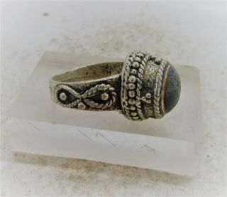 LATE MEDIEVAL ISLAMIC SILVER RING WITH LAPIS LAZULI STONE INSERT 2