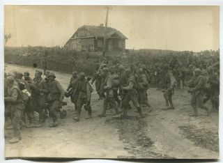 Wwii Large Size Press Photo: Russian Infantry Soldiers Passing By Village