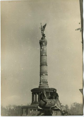 Wwii Large Size Press Photo: Russian T - 34 Tank At Großer Stern,  Berlin May 1945