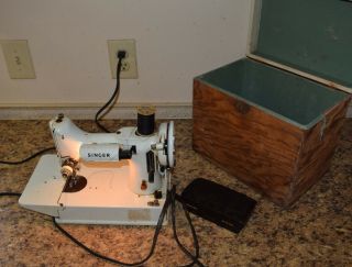 Vtg White Singer 221k Featherweight Sewing Machine Runs Parts/restore