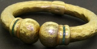 Vintage Heavy 18k Gold 1.  50ct Emerald Hand Hammered Spring Hinged Cuff Bracelet