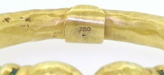 Vintage heavy 18K gold 1.  50CT emerald hand hammered spring hinged cuff bracelet 4