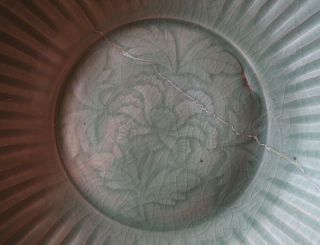 VERY RARE LARGE c1600 CHINESE LONGQUAN CELADON GLAZE CHARGER PLATE 2