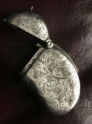 VERY RARE VICTORIAN KIDNEY SHAPED SILVER VESTA CASE 1899. 4