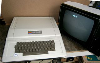 Apple ][ that was an ICONIC Photographer ' s Model - with Rare Monitor - RUNS 2