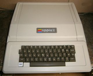 Apple ][ that was an ICONIC Photographer ' s Model - with Rare Monitor - RUNS 4