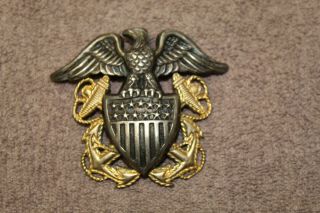 Ww2 U.  S.  Navy Officers Visor Cap Badge,  Screw Back,  " 1/20 - 10k " Marked