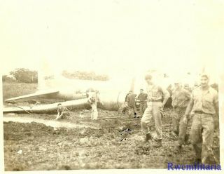 Org.  Photo: Us Airmen W/ Crashed B - 17 Bomber (43 - 39488) In Field