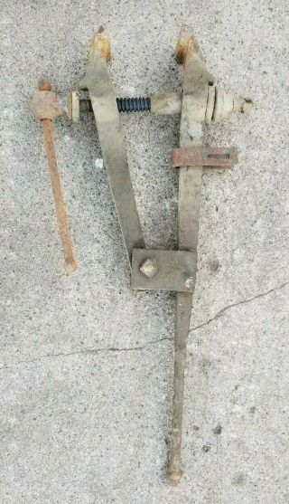 Jaws Vintage Blacksmith Post Vise Tool 5 - 1/4 " Jaw,  6 - 1/4 " Open,  60 Pounds