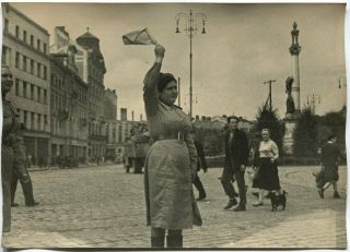 Wwii Large Size Press Photo: Russian Army Traffic Controller,  Town In Europe