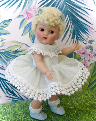 GORGROUS VINTAGE CARACUL WIGGED STRUNG GINNY DOLL 