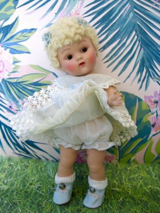 GORGROUS VINTAGE CARACUL WIGGED STRUNG GINNY DOLL 