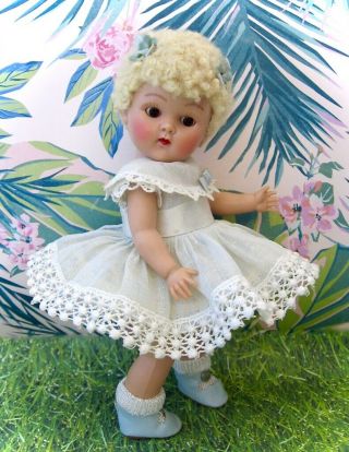 GORGROUS VINTAGE CARACUL WIGGED STRUNG GINNY DOLL 