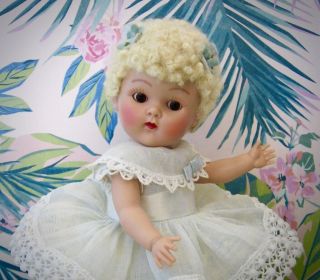 GORGROUS VINTAGE CARACUL WIGGED STRUNG GINNY DOLL 