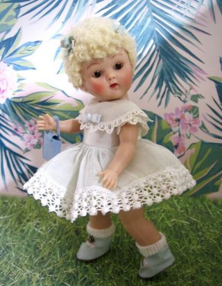 GORGROUS VINTAGE CARACUL WIGGED STRUNG GINNY DOLL 